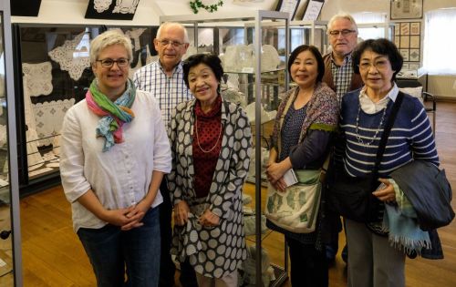 Seit 50 Jahren ist die Japanerin Tsuyuko Shirasishi Stickereilehrerin in Osaka. Jetzt besuchte sie mit zwei Mitreisenden das Stickereimuseum in der Alten Brennerei Schwake. Das Bild zeigt (v. l.) Edith Barth (Kulturverein Alte Brennerei), Wilfried Schmillenkamp (Stickereimuseum), Tsuyuko Shiraishi, Chieko Kata, Klaus-Dieter Theis (Kulturverein Alte Brennerei) und Takiko Mori.
Bild: Schomakers