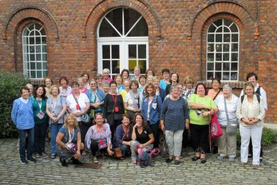 Die Reisegruppe vor der Alten Brennerei